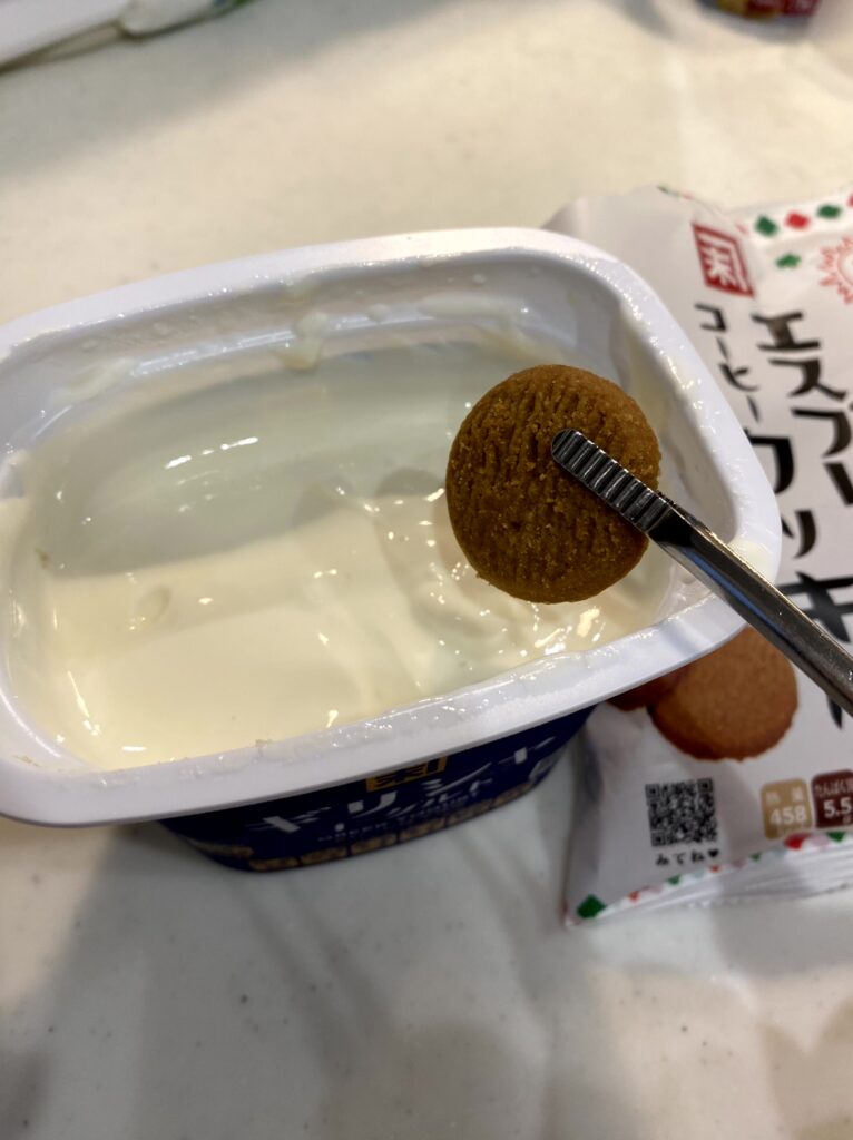 クッキーをヨーグルトに差し込む